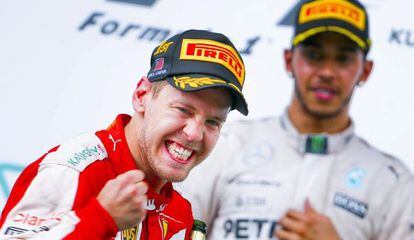 Vettel junto a Hamilton, tras ganar el GP de Malasia.