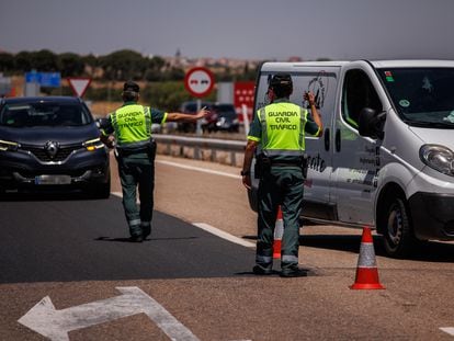 Dos agentes de la Guardia Civil durante un control en la autovía A-5, en la primera operación salida del verano de 2022, a 1 de julio de 2022, en Madrid (España).
