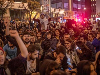 Manifestación en Estambul contra la decisión de repetir las elecciones municipales.