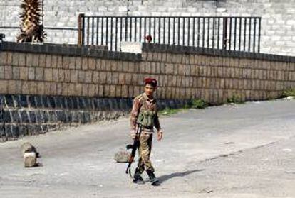Un soldado yemení hace guardia frente al ministerio de Defensa de Yemen, en Saná. EFE/Archivo
