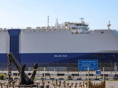 El mercante 'Helios Ray', de un naviero israelí, atracado para su reparación, el 28 de febrero en Dubái.