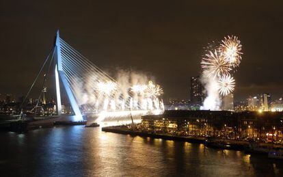 Festival de fuegos artificiales en el puente Erasmo durante la última noche del año en Róterdam (Holanda).