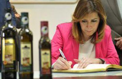 La presidenta de la Junta de Andalucía, Susana Díaz, la pasada semana en Sevilla, en una feria de aceite. Díaz declaró que el Gobierno y la Junta trabajan "de la mano" para garantizar que Deoleo permanezca en Andalucía.