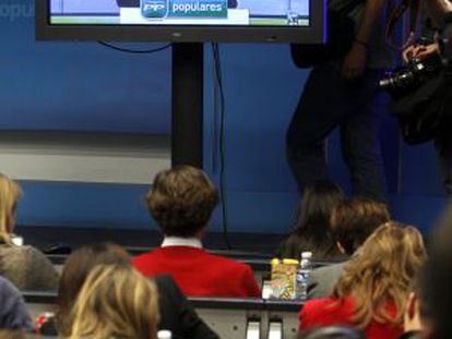 El plasma colocado en la sala de prensa del PP el 2 de febrero de 2013, cuando Rajoy compareció ante el Comité Ejecutivo del PP para negar haber recibido dinero negro tras la publicación de los papeles de Bárcenas.