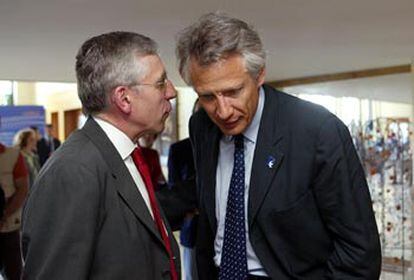 Jack Straw (izquierda) habla con Dominique de Villepin, ayer a la salida de la comida de trabajo en Rodas.