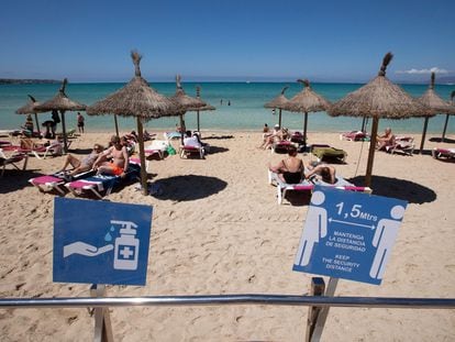 Turistas en la playa de Palma de Mallorca la semana pasada.