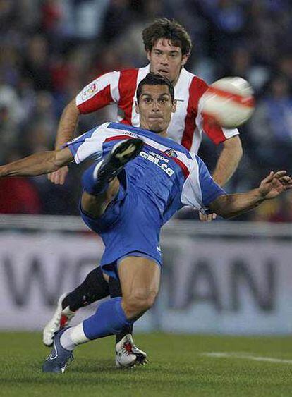 Casquero despeja el balón ante Iñaki Muñoz.