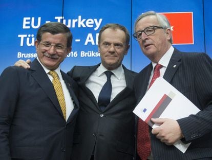 El primer ministro turco Ahmet Davutoglu (izda) posa con el presidente del Consejo Europeo Donald Tusk (c), y al presidente de la Comisi&oacute;n Europea (CE), Jean-Claude Juncker, durante la rueda de prensa ofrecida tras la cumbre de los jefes de Estado y de Gobierno de la Uni&oacute;n Europea (UE)