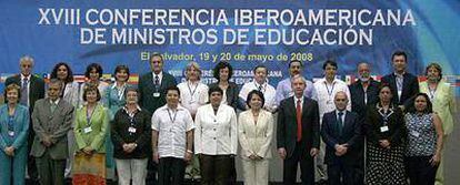 La ministra de Educación Mercedes Cabrera, en el centro, junto al resto de ministros y el secretario general de la OEI.