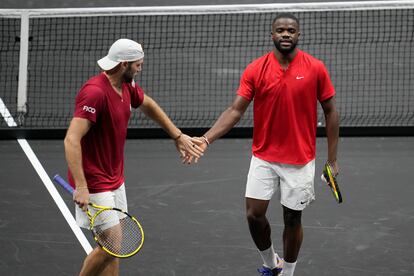 Los estadounidenses Jack Sock (30 años) y Frances Tiafoe (24 años) se dan la mano tras ganar un punto.