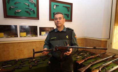 El guardia civil Jorge Cumba sostiene una de las armas decomisadas.  