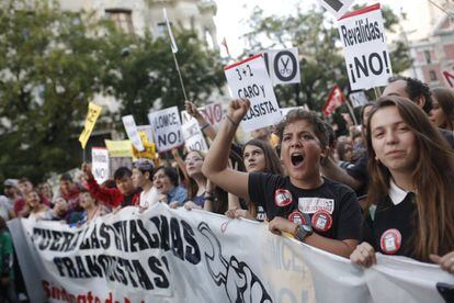 Estudiantes se manifiestan contra las reválidas y la LOMCE, en Madrid.