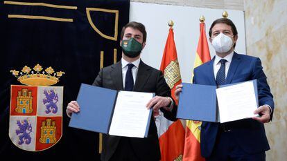 Juan García-Gallardo (Vox) y Alfonso Fernández Mañueco (PP) muestran el acuerdo para formar Gobierno de coalición Castilla y León.