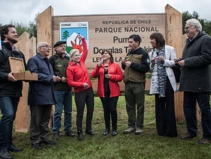 Kris Tompkins, con el brazo levantado, en el acto formal de donación de tierras a Chile.