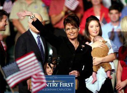 Sarah Palin saluda después de ser presentada oficialmente como candidata a la vicepresidencia de EE UU.
