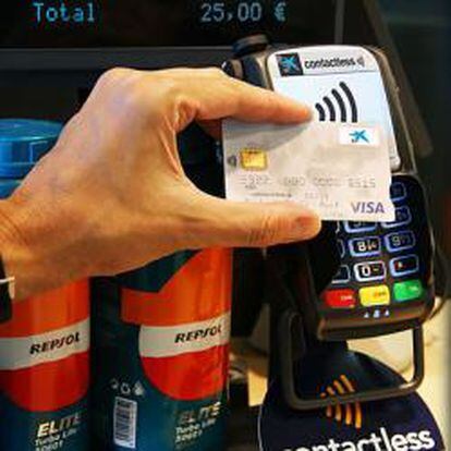 Repsol se alía con La Caixa en los sistemas de pago rápido sin contacto