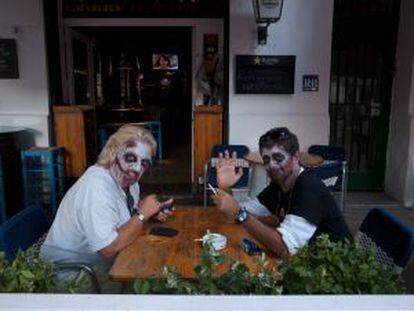 Dos zombies en una cafetería de Sitges (Barcelona).