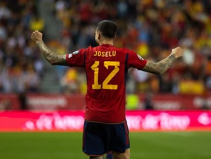 Joselu después de marcar el tercer gol del partido entre España y Noruega, en la Rosaleda este sábado.