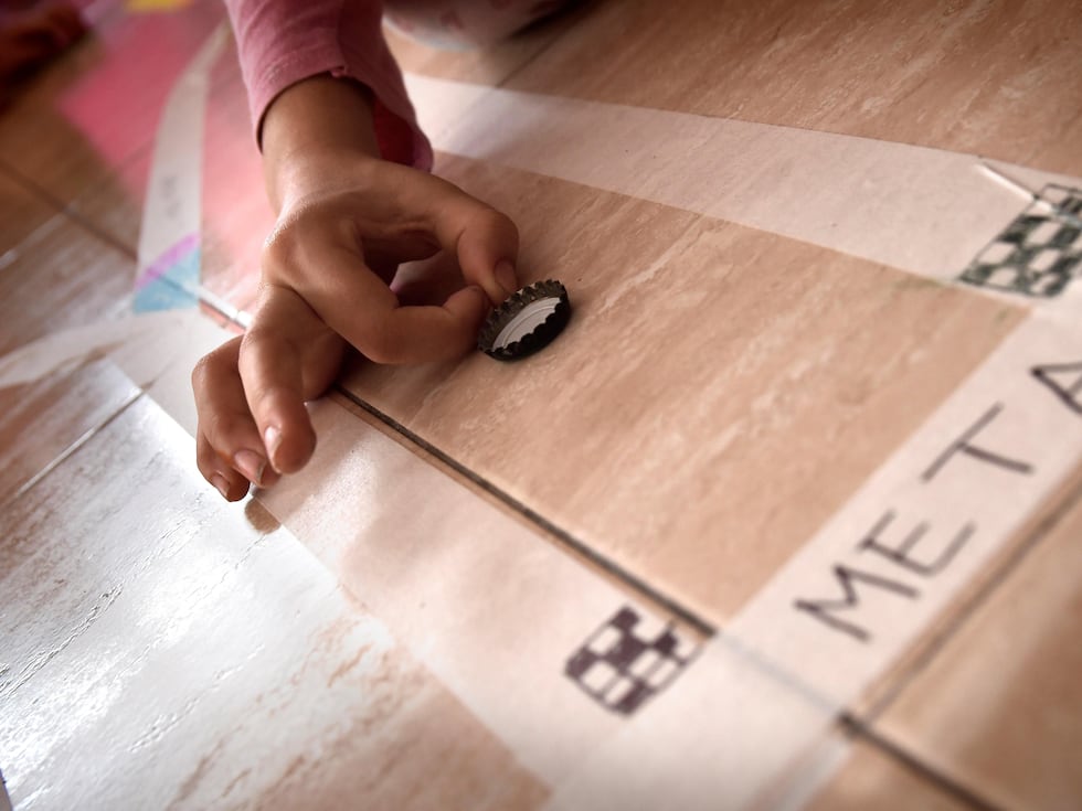 X22le6ufmtegm Hacían teatros, jugaban a los papás y abuelos.yo tenido la suerte de poder jugar a esos juegos al aire libre y de divertirme con ellos, pero los niñosde hoy en día no, porque en la actualidad. https elpais com sociedad 2020 04 18 viaja en el tiempo jugando como nuestros abuelos html