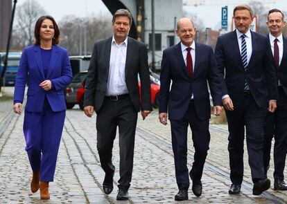 From left to right, Annalena Baerbock, Robert Habeck, Olaf Scholz, Christian Lindner and Volker Wissing, members of the future German tripartite government, last Wednesday in Berlin.