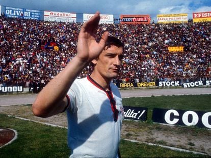El futbolista italiano Luigi "Gigi" Riva en el Cagliari hacia 1970.