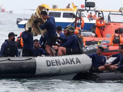 Buceadores militares indonesios extraen restos de un avión durante la operación de busca de la aeronave desaparecido de la línea Sriwijaya Air