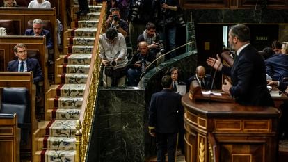 El líder de Vox, Santiago Abascal, interpela al presidente del PP, Alberto Núñez Feijóo, durante el debate de este martes en el Congreso.