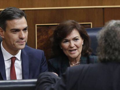 Pedro Sánchez i Carmen Calvo conversen amb Joan Tardà al Congrés.