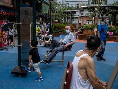 Un anciano con mascarilla hacía ejercicio en un parque de Hong Kong (China), el 6 de mayo.