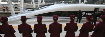 China inició su red de alta velocidad en 2007 y prevé duplicar su extensión actual en 2015, hasta los 18.000 kilómetros. Su última gran línea, entre Pekín y Guangzhou, se inauguró el pasado 26 de diciembre, cuando se tomó la imagen.