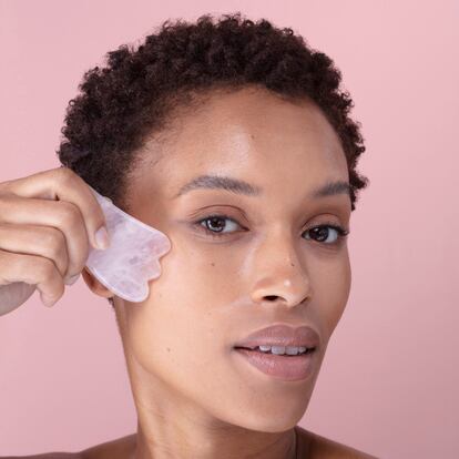 La piedra Gua Sha onsigue aportar firmeza al cutis y reduce las líneas de expresión