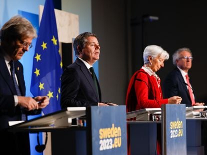 De izquierda a derecha, el comisario de Economía, Paolo Gentiloni; el presidente del Eurogrupo, Paschal Donohoe; la presidenta del BCE, Christine Lagarde, y el director del MEDE, Pierre Gramegna, compareciendo después del Eurogrupo de Estocolmo.