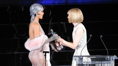 Anna Wintour hace entrega a Rihanna del premio CFDA a icono del a&ntilde;o.