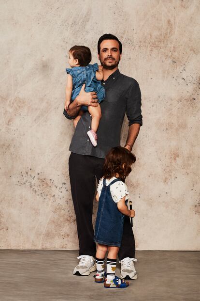 Alberto Garzón, ministro de Consumo, junto a sus dos hijas, Olivia (de pie), de 2 años, y Chloe (en sus brazos), de 11 meses.