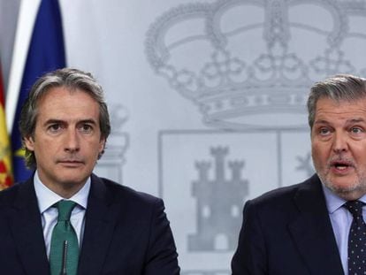 Íñigo de la Serna e Íñigo Méndez de Vigo, tras el Consejo de Ministros. / Vídeo: Soraya Sáenz de Santamaría alerta de las 'fake news' el pasado febrero.