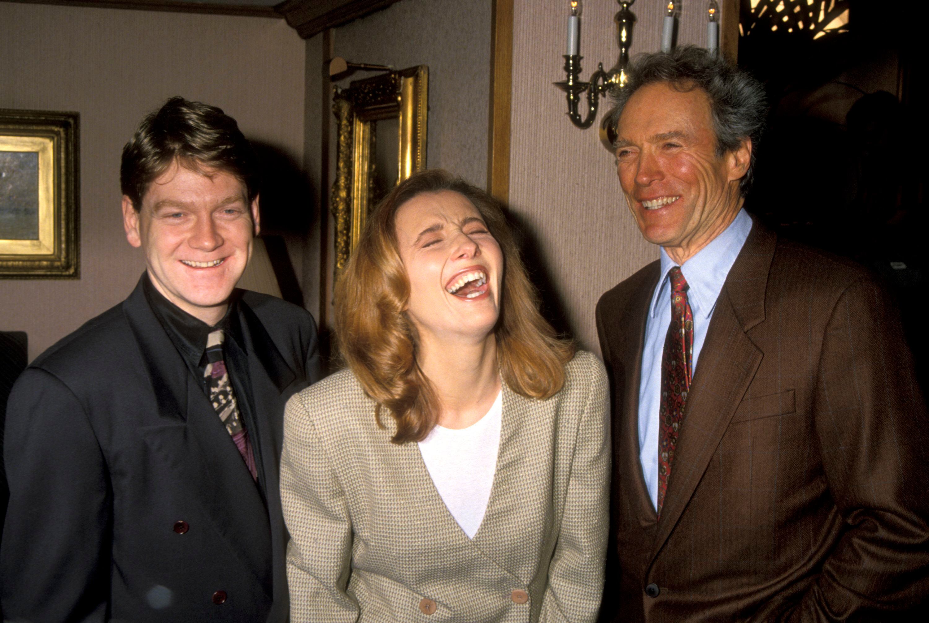 Kenneth Branagh, Emma Thompson y Clint Eastwood durante una fiesta en Los Ángeles en 1993.