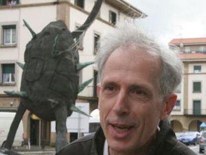 El escultor Andrés Nagel ante la escultura instalada en el centro de Amorebieta.