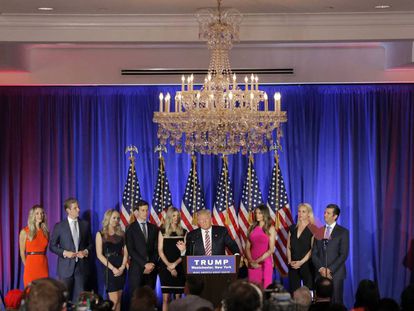 El virtual candidato presidencial republicano Donald Trump habla rodeado por su familia el martes 7 de junio de 2016, en Briarcliff Manor, Nueva York (EE.UU.).