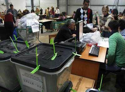 Un instante en el recuento de papeletas en la Comisión central electoral, en el centro de Pristina.