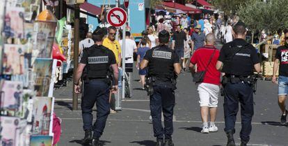 Tres agents patrullen pel passeig dels Anglesos de Niça.