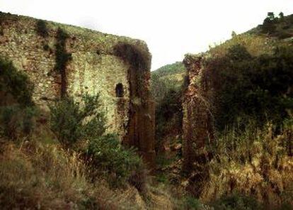 Una perspectiva del aspecto del puente romano de la Peña Cortada tras el derrumbe de la bóveda.