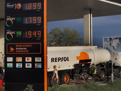 Un camión de Repsol llena los depositos de un gasolinera en Terrasa.