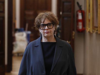 La vicepresidenta tercera del Congreso, Gloria Elizo, a su llegada a una reunión de la Junta de Portavoces del Congreso, en junio.