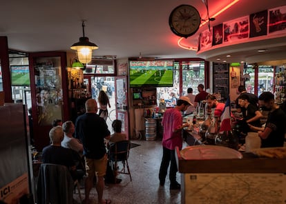 El interior de un bar en París el 19 de junio, durante un partido de Francia.