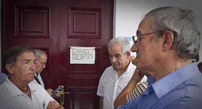 Trabajadores del ayuntamiento de Jerez de la Frontera esperan firmar su despido. 