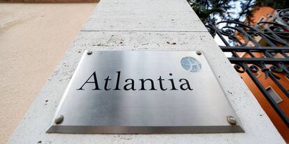 El logotipo de Atlantia ante la entrada de su sede en Roma.