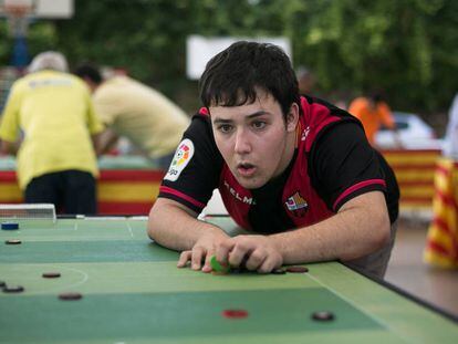 Campionat de futbol de botons celebrat al parc Joan Miró.