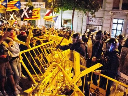 Protesta a Girona, dilluns. En vídeo, els Mossos i els CDR a les portes del Parlament.