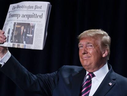 Trump muestra la primera página de 'The Washington Post' de este jueves. En el video, el discurso de Trump.