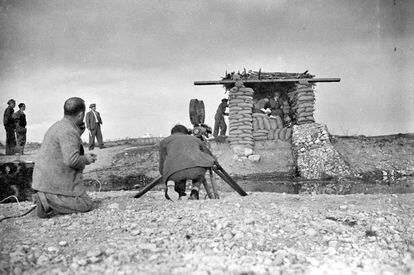 Un moment del muntatge d’una seqüència de guerra al front, rodada per operadors de Laya Films.